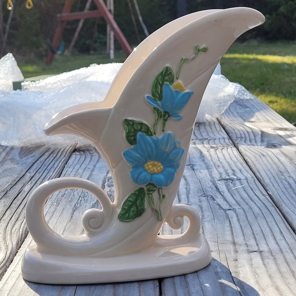 EUC Hull Art Light Peach Colored Vase with Blue Magnolia Flowers Made in USA